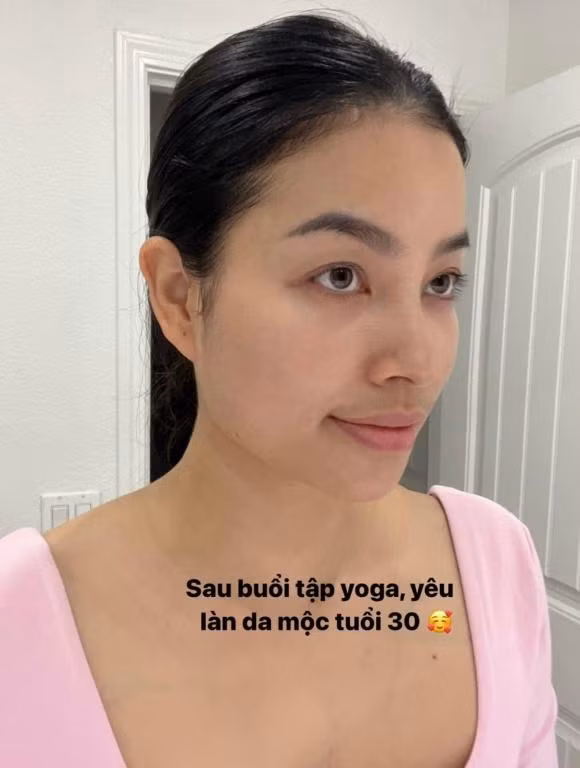 Đính kèm với chia sẻ, Hoa hậu Hoàn vũ Việt Nam 2015 đăng thêm loạt ảnh mặt mộc khi vừa tập yoga xong. Làn da của nàng hậu cực khỏe mạnh, mịn màng không chút tì vết. Cộng thêm nữa là ngũ quan sắc sảo thanh tú của cô càng ghi điểm đậm với công chúng. Nhìn nàng hậu cứ như thiếu nữ đôi mươi chứ không phải mẹ bỉm 2 con.