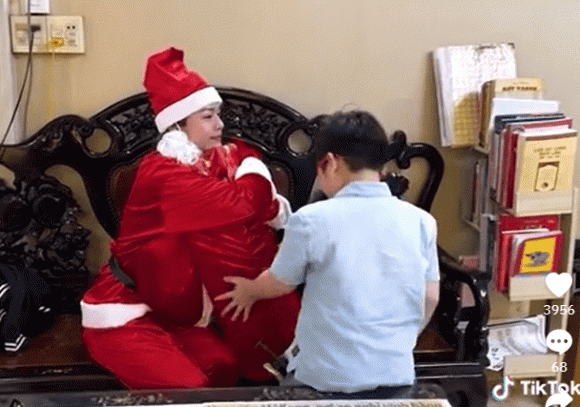 Nhật Kim Anh tặng con quà Noel, lộ cách xưng hô với chồng cũ - Hình 3 Nhat Kim Anh tang con qua Noel, lo cach xung ho voi chong cu-Hinh-3