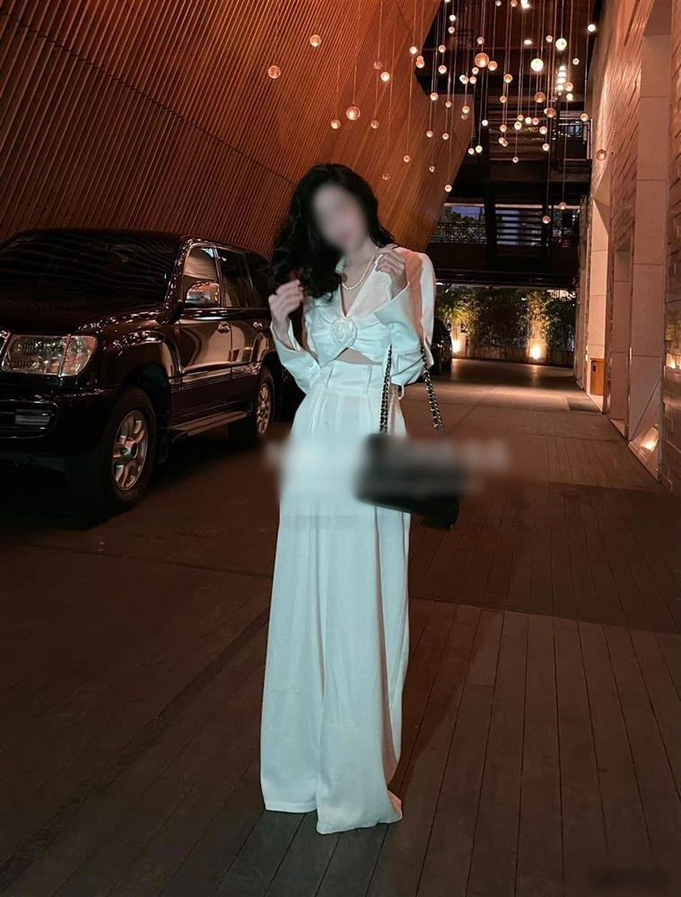 ụ thể, cô nàng ưng mắt set đồ gồm croptop cùng quần suông ống rộng của một shop bán hàng online. 