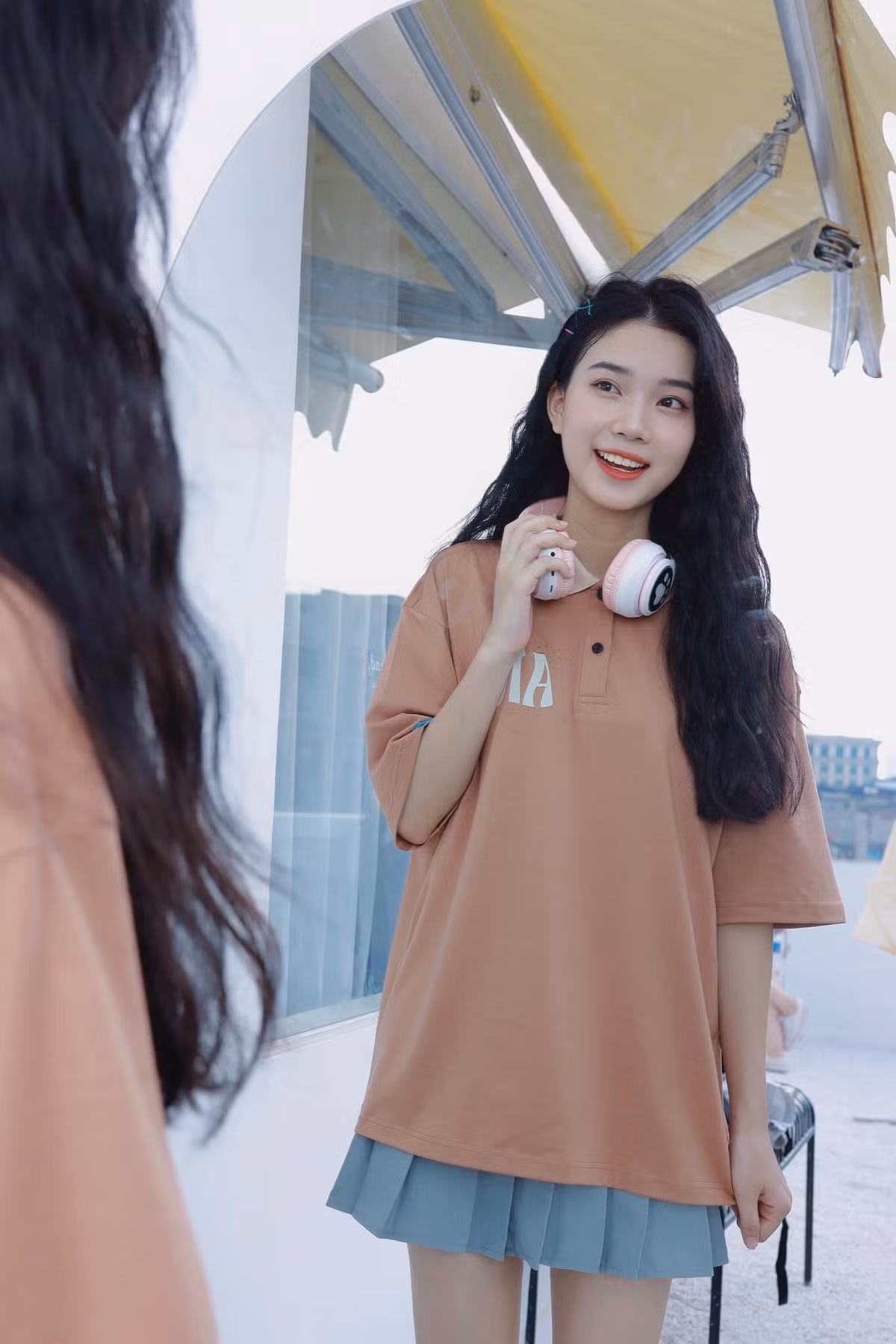 Hương Giang thích hoá thân thành các sao nữ Hàn Quốc vừa nhảy vừa hát. Mỗi khi như vậy, Hương Giang tưởng tượng đang đứng trước hàng nghìn khán giả biểu diễn. Ngoài biết tiếng Anh, cô đang tự học tiếng Hàn để giao tiếp và học hát.