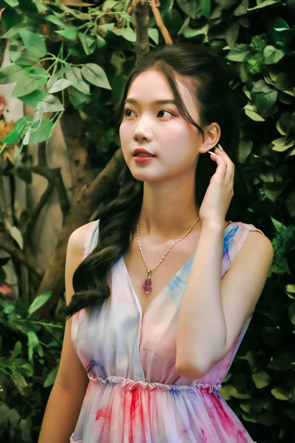 Hương Giang sinh ra trong gia đình bố mẹ đều là giáo viên, từ nhỏ đã sống trong môi trường sư phạm. “Những bài học sâu sắc của bố, sự uốn nắn nhẹ nhàng và tinh tế của mẹ khiến tôi luôn nhớ mãi”, cô nói.