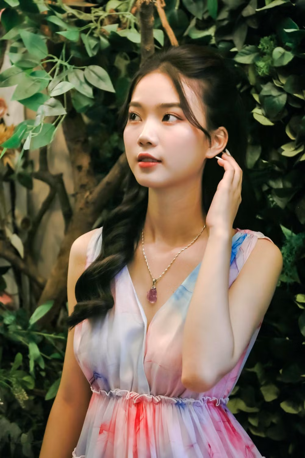 Hương Giang sinh ra trong gia đình bố mẹ đều là giáo viên, từ nhỏ đã sống trong môi trường sư phạm. “Những bài học sâu sắc của bố, sự uốn nắn nhẹ nhàng và tinh tế của mẹ khiến tôi luôn nhớ mãi”, cô nói.