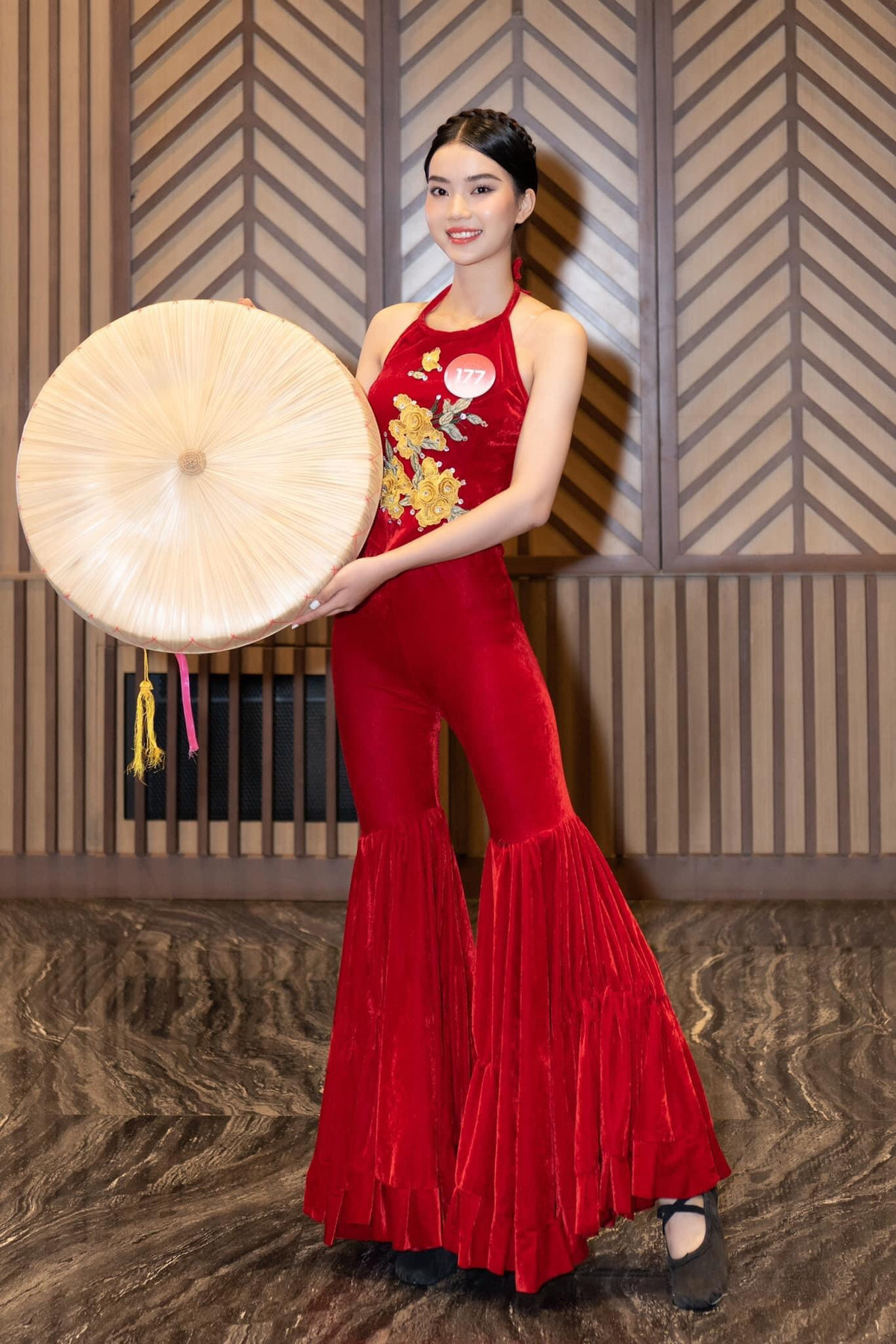 Ngoài ra, Hương Giang còn có tài lẻ hát và nhảy theo nhạc K-Pop. Đến với cuộc thi, cô muốn thử sức với những điệu múa dân gian uyển chuyển, nhẹ nhàng.