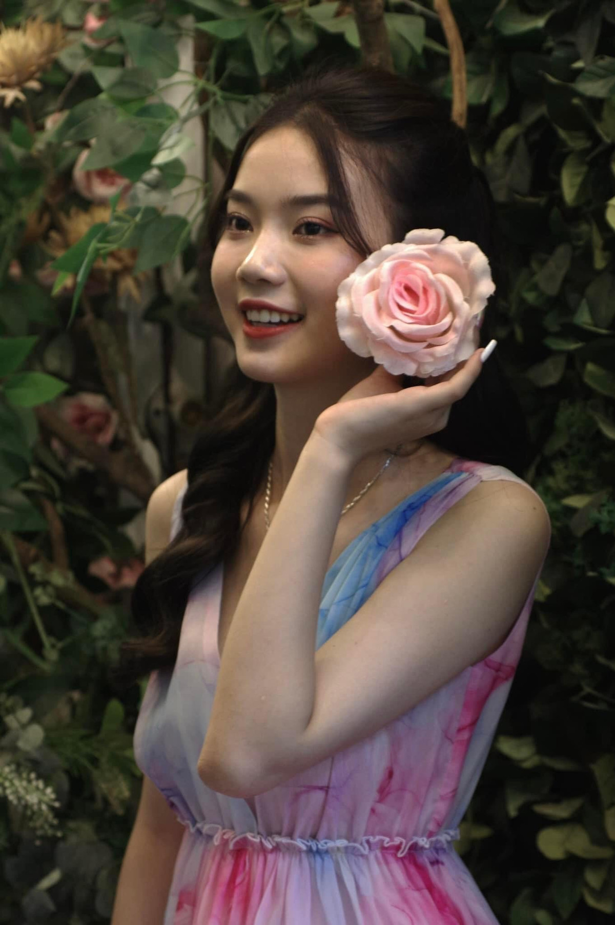 Hai vấn đề người đẹp quan tâm hiện nay ô nhiễm môi trường và bạo lực gia đình. “Đây không phải là vấn đề mới nhưng vô cùng nghiêm trọng. Ô nhiễm môi trường hiện nay đang ở mức độ báo động, còn bạo lực gia đình ngày càng nhiều với những vụ việc rúng động, xã hội cần lên hồi chuông cảnh báo”, Hương Giang chia sẻ.