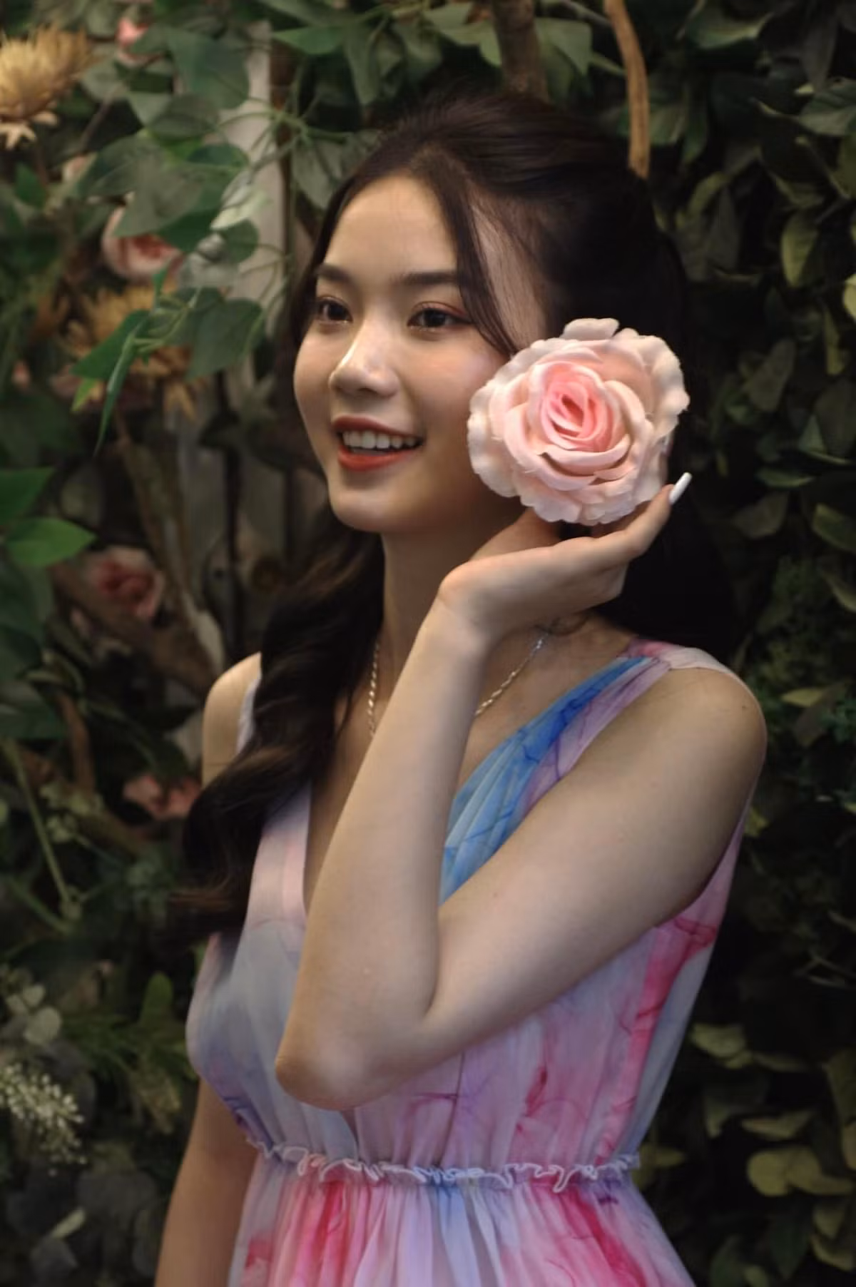 Hai vấn đề người đẹp quan tâm hiện nay ô nhiễm môi trường và bạo lực gia đình. “Đây không phải là vấn đề mới nhưng vô cùng nghiêm trọng. Ô nhiễm môi trường hiện nay đang ở mức độ báo động, còn bạo lực gia đình ngày càng nhiều với những vụ việc rúng động, xã hội cần lên hồi chuông cảnh báo”, Hương Giang chia sẻ.