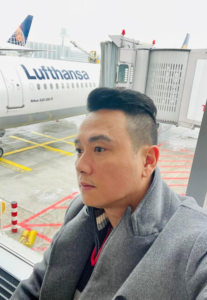 Hàn Thái Tú tâm trạng trong lúc chờ đợi chuyến bay.