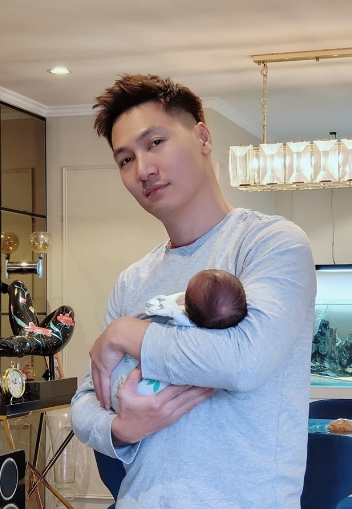 Mạnh Trường đảm đang trong vai trò "bố bỉm sữa" chăm con nhỏ.