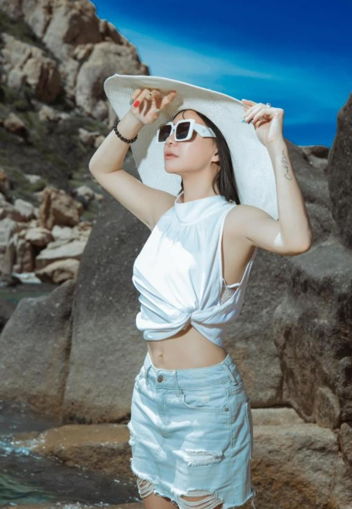 Cát Phượng bị nhận xét photoshop quá đà trong một bức ảnh khoe dáng ở bãi biển.