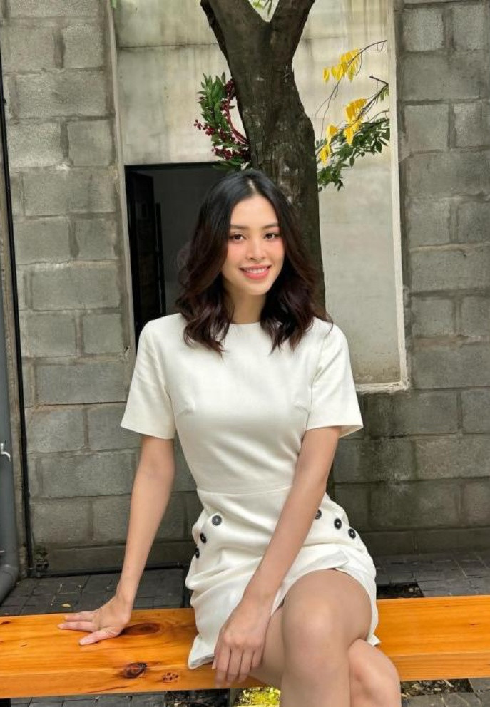 Hoa hậu Tiểu Vy dịu dàng nhưng trưởng thành hơn với phong cách đời thường.
