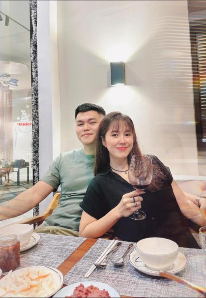 Lê Phương cùng ông xã bận rộn dự tiệc tất niên của bạn bè.