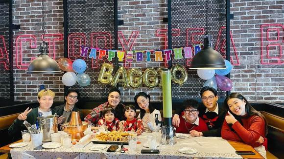 am diễn viên thổi nến mừng sinh nhật bên người thân.