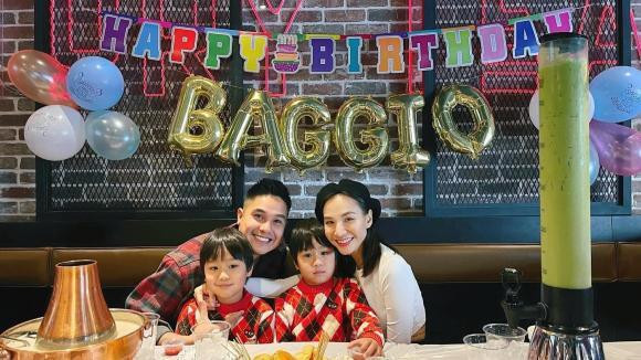  Cách đây hơn 2 năm, thời điểm dịch bệnh, diễn viên Baggio và Quỳnh Trâm đưa hai con sang thăm gia đình bên ngoại tại Mỹ. Tuy nhiên, do dịch bệnh kéo dài nên cặp vợ chồng này đã quyết định ở lại Mỹ cùng người thân. Hiện tại, Baggio và Quỳnh Trâm đã cho hai con đi học tại Mỹ. 