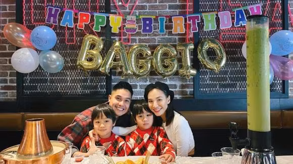  Cách đây hơn 2 năm, thời điểm dịch bệnh, diễn viên Baggio và Quỳnh Trâm đưa hai con sang thăm gia đình bên ngoại tại Mỹ. Tuy nhiên, do dịch bệnh kéo dài nên cặp vợ chồng này đã quyết định ở lại Mỹ cùng người thân. Hiện tại, Baggio và Quỳnh Trâm đã cho hai con đi học tại Mỹ. 