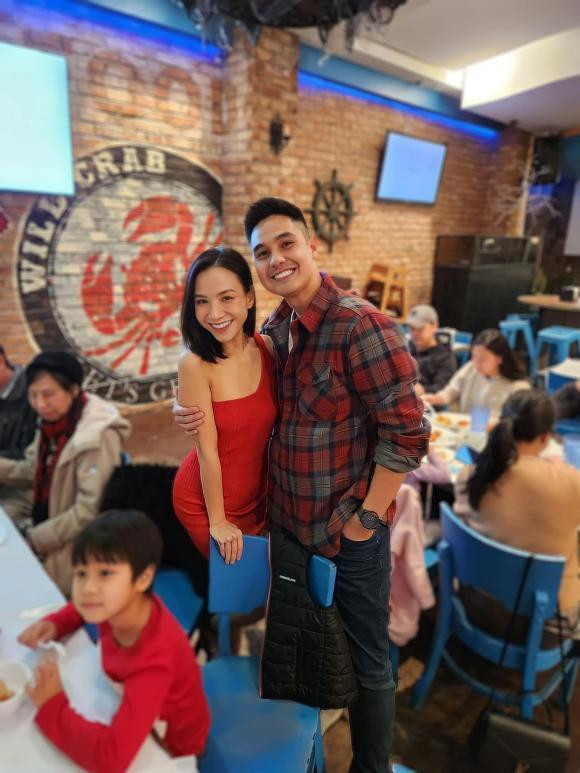  Cặp đôi cũng dần thích nghi với cuộc sống nơi đây. Mới đây, Baggio còn đón sinh nhật ấm cúng cùng gia đình tại xứ sở cờ hoa. Vợ nam diễn viên - Quỳnh Trâm viết: "Sinh nhật bố Giô, đánh dấu 10 cái sinh nhật cùng nhau rồi hen".