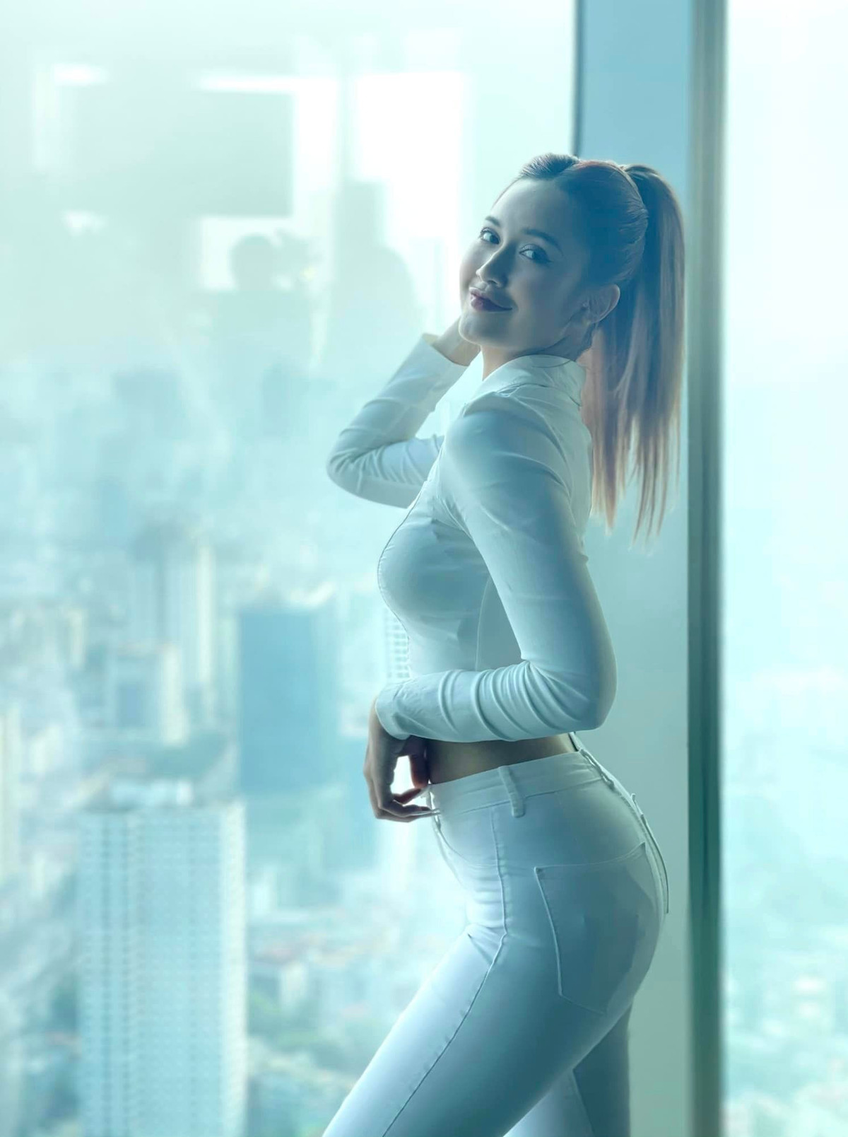 Mỹ nhân này chuộng các màu sắc trung tính như trắng, đen.