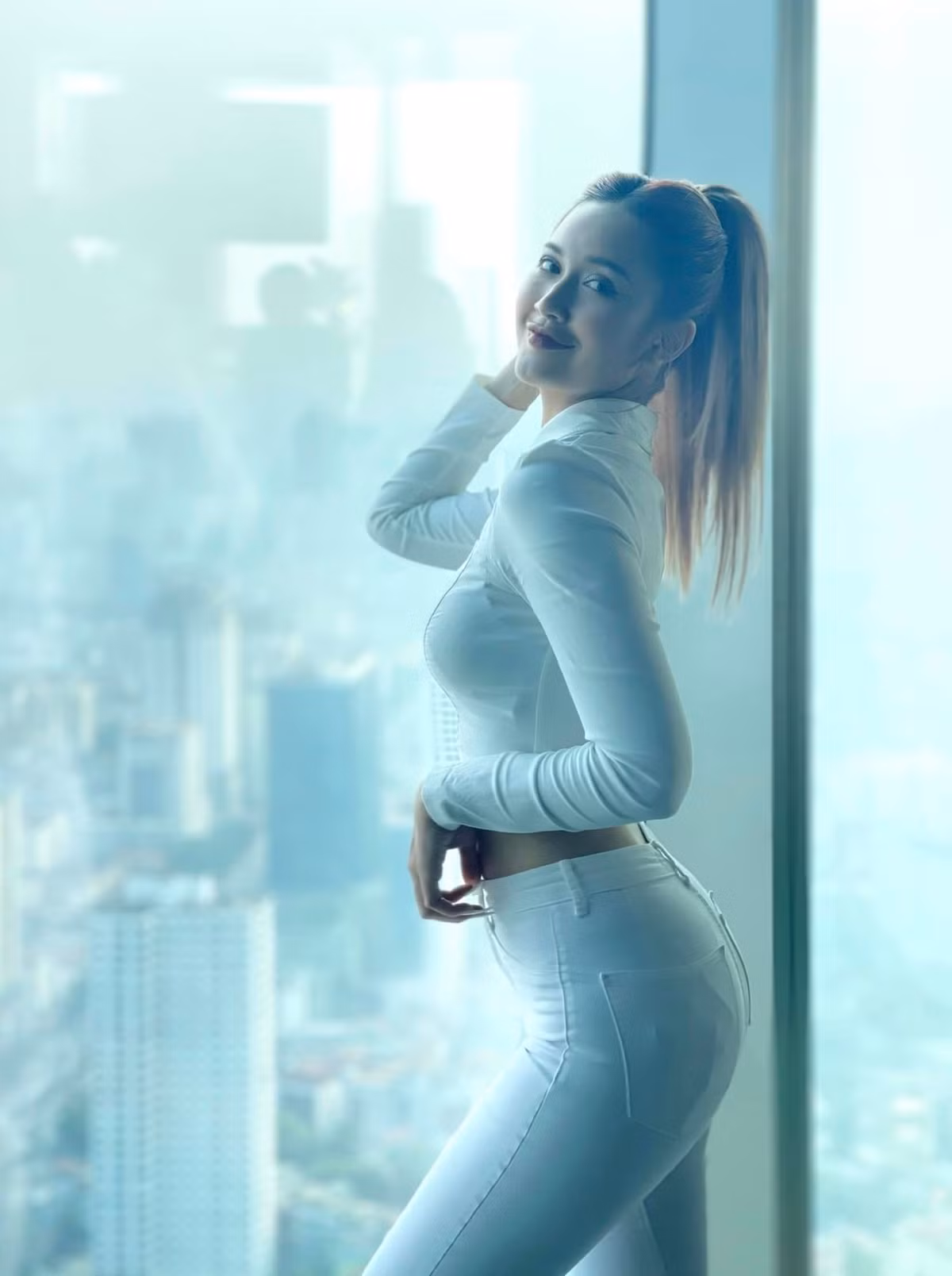 Mỹ nhân này chuộng các màu sắc trung tính như trắng, đen.