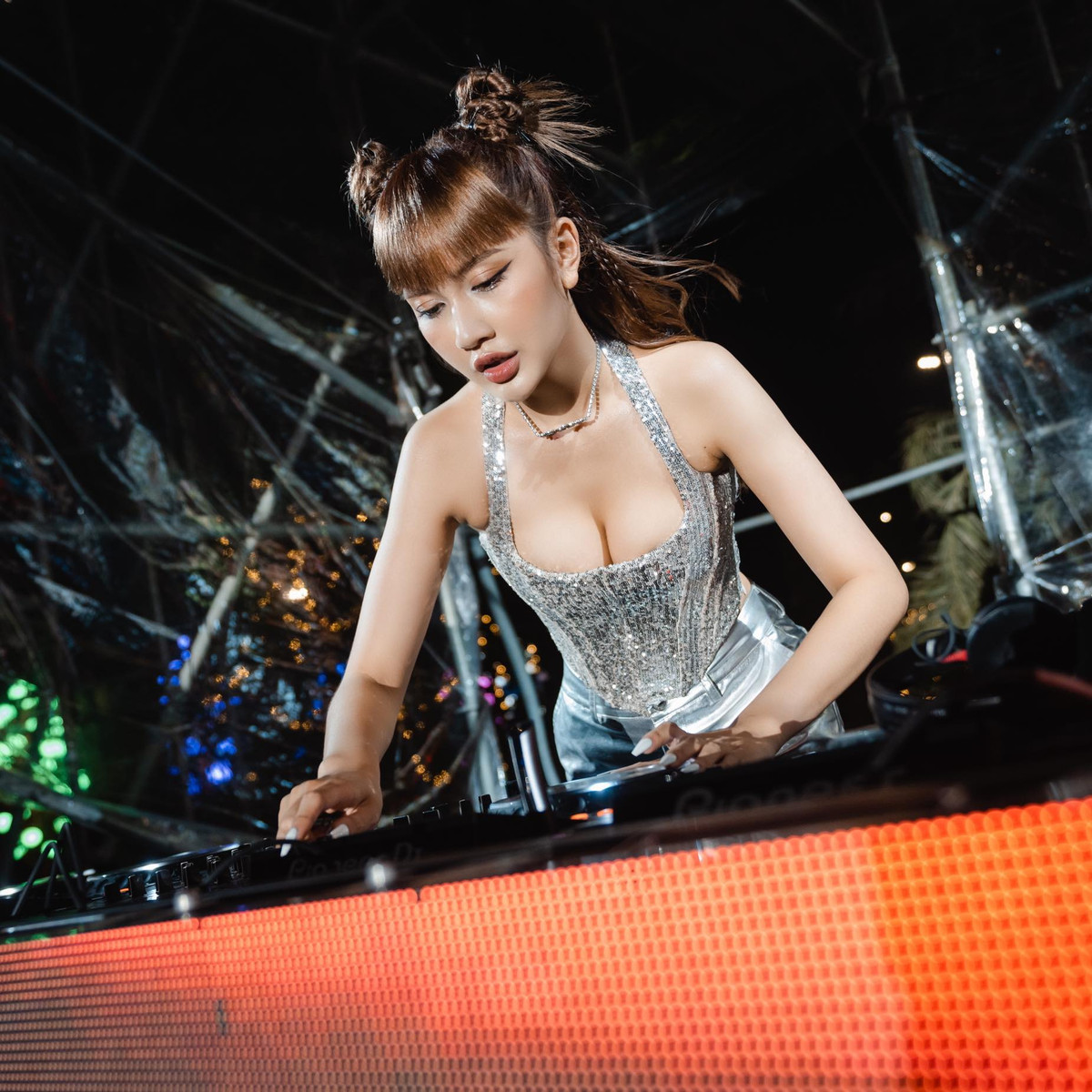 Ngoài đời cô là một hot DJ có tiếng ở Hà thành với nghệ danh là Emma. Sở hữu vóc dáng đẹp nên hot girl Emma tự tin lựa chọn phong cách thời trang sexy, khoe điểm mạnh hình thể. Cô cho biết: “Tôi theo đuổi phong cách vừa cá tính vừa sexy, vì bản thân luôn muốn thay đổi hình ảnh liên tục để mn cảm thấy không bị nhàm chán”, Emma chia sẻ. Với chiều cao 1m67, người đẹp quê Thanh Hóa luôn nổi bật với những thiết kế gợi cảm kể cả lúc lên sân khấu lẫn đời thường.