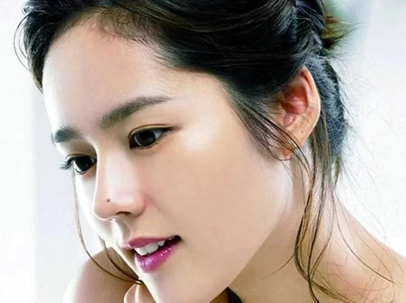 Nốt ruồi ở đầu mũi. Theo nhân tướng học, đầu mũi là cung Tài Bạch. Người có nốt ruồi ở vị trí đầu mũi được coi là nét tướng tốt. Người này thường xuyên nhận tin vui về tiền bạc. Nếu làm kinh doanh thì buôn may bán đắt.