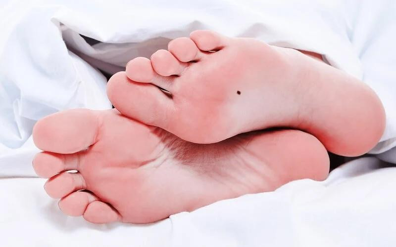 Nốt ruồi ở lòng bàn chân. Nốt ruồi ở lòng bàn chân tượng trưng cho phúc khí, phú quý, giàu sang. Nam giới sở hữu nốt ruồi này là người có tài, hiền lành, tương lai rộng mở. Người này có tố chất lãnh đạo, được mọi người kính nể.