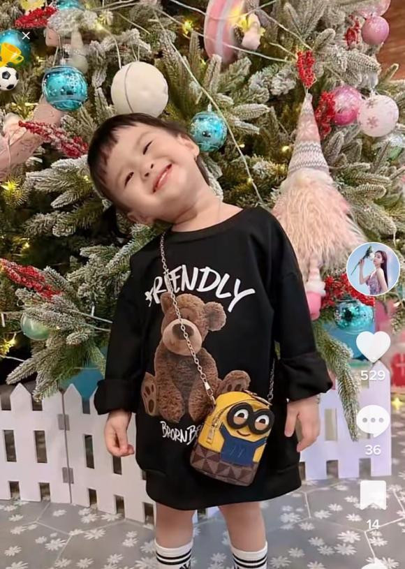 i nữ nhà Thiên An cũng lên đồ đón Giáng sinh, nét mặt vô cùng đáng yêu.