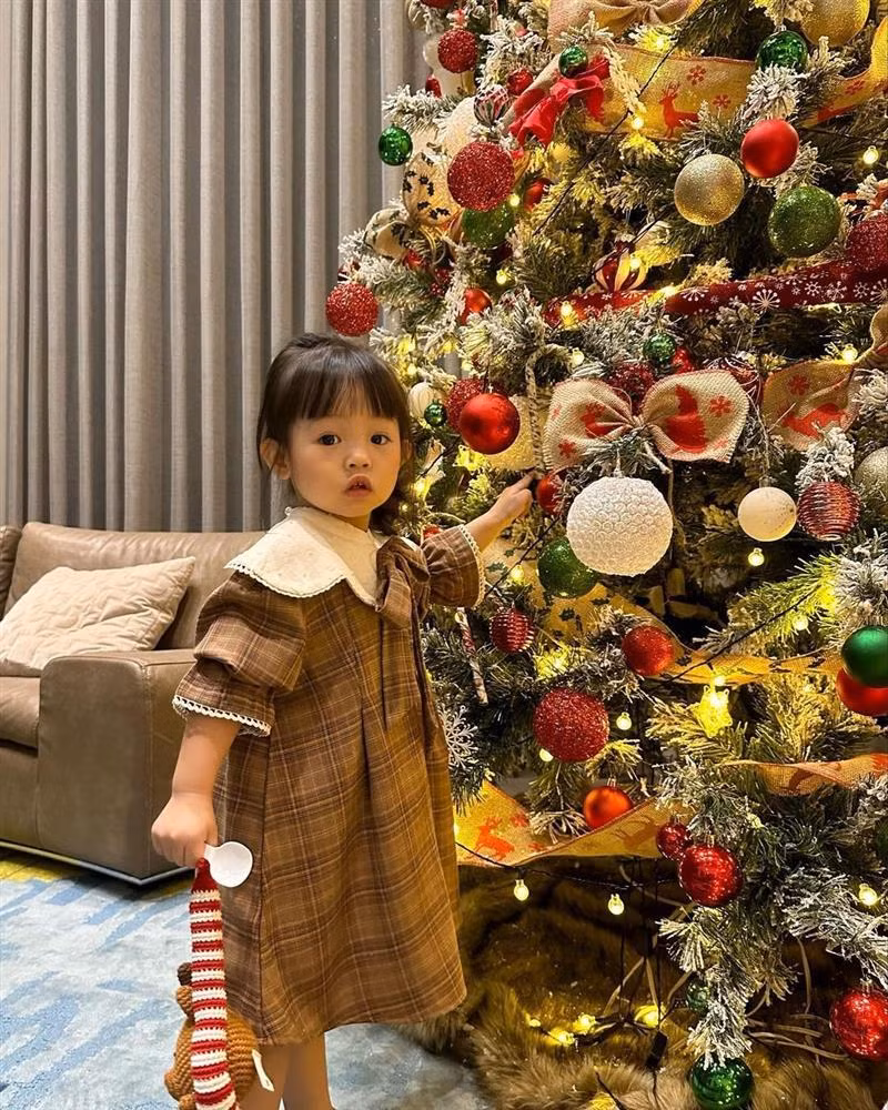 Biểu cảm ngơ ngác đáng yêu của nhóc tỳ nhà Cường Đô La.