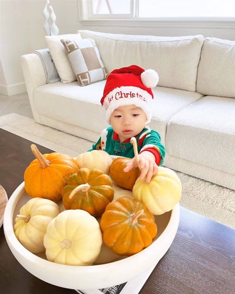 Quý tử Apollo nhà Phạm Hương đón Noel tại Mỹ.