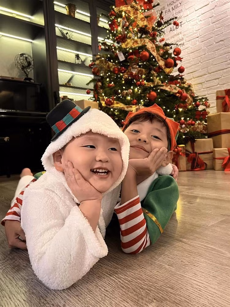 Mới đây, Trà My Idol đăng loạt ảnh đón Giáng sinh sớm của 2 nhóc tỳ Gia Hy và Hayden trên trang cá nhân. Trong khi anh trai hóa thân thành nhân vật "yêu tinh Giáng sinh", Hayden xuất hiện với outfit thỏ trắng.