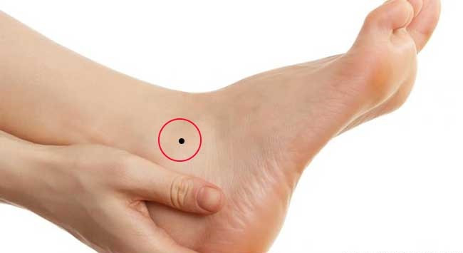 Nếu nốt ruồi ở mắt cá chân là nốt ruồi son thì càng may mắn hơn. Người này đa tài, thông minh, lanh lợi, giỏi kiếm tiền lại khéo ăn nói, luôn được mọi người quý mến.