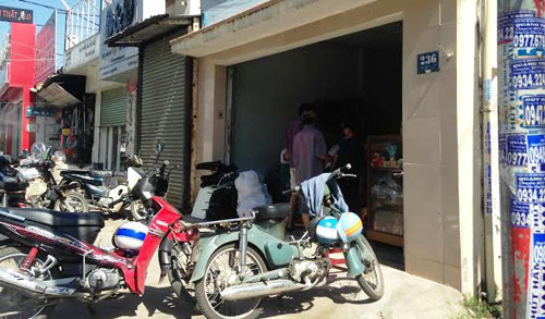 Cửa hàng bán phụ tùng xe máy, đồng thời là nhà ở của vợ chồng bà Tr., nơi xảy ra vụ mất trộm tài sản có giá trị gần 2,5 tỷ đồng.