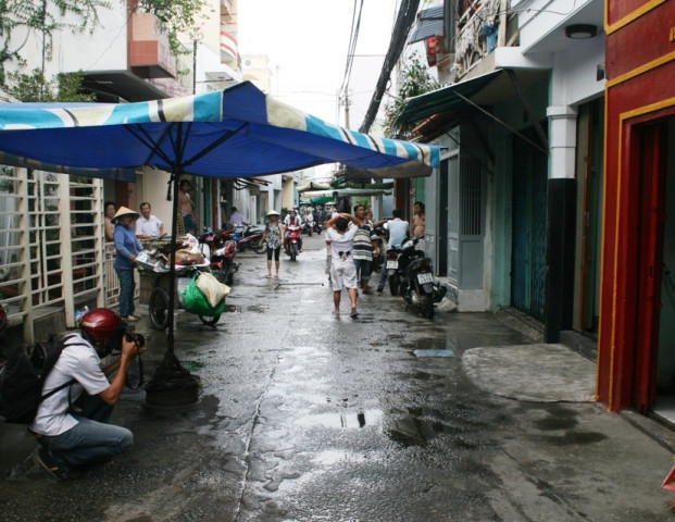 Hiện trường đã được người dân tưới nước rửa sạch máu do nam thanh niên cắt cổ tự sát