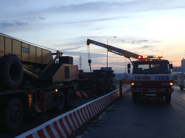 Hai xe cứu hộ được điều đến hiện trường giải tỏa phương tiện