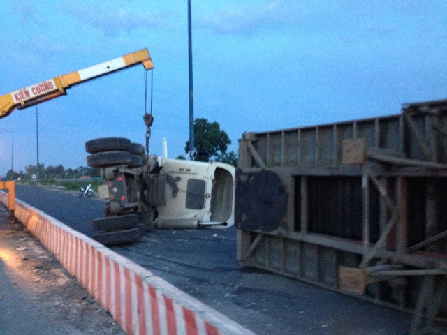 Tài xế ngủ gạt gây tai nạn trên XLHN (đoạn qua phường Linh Trung, quận Thủ Đức rạng sáng ngày 27/7).