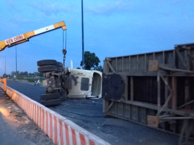 Tài xế ngủ gạt gây tai nạn trên XLHN (đoạn qua phường Linh Trung, quận Thủ Đức rạng sáng ngày 27/7).