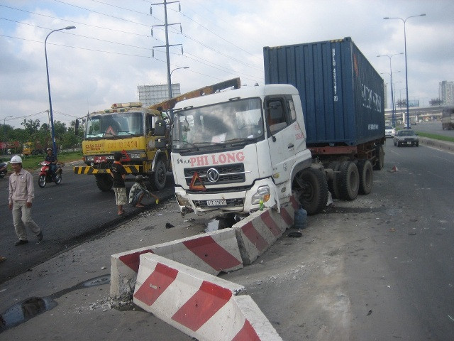 Xe đầu kéo container lao vào dải phân cách gần cầu Rạch Chiếc trên địa bàn quận 2-TP HCM