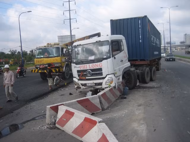 Xe đầu kéo container lao vào dải phân cách gần cầu Rạch Chiếc trên địa bàn quận 2-TP HCM