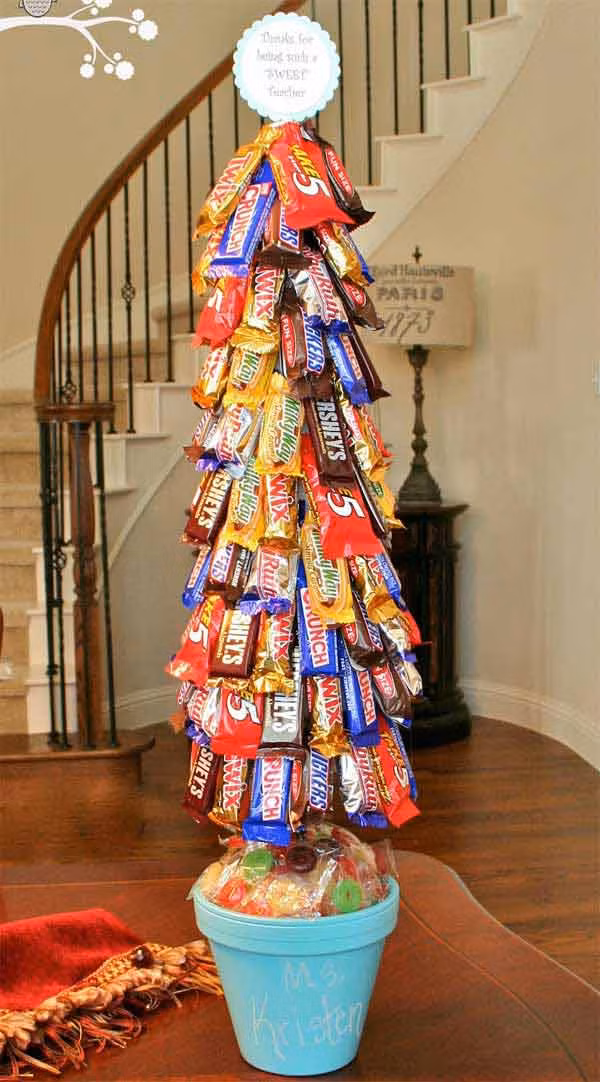 Một cây thông Giáng sinh được làm từ các gói kẹo màu sắc.