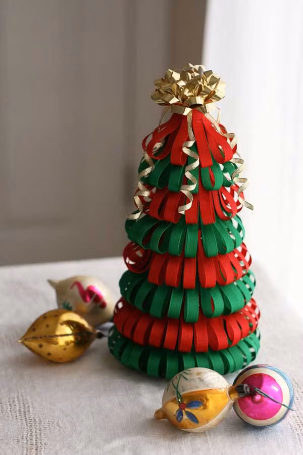 Cây thông từ những rải ruy băng.