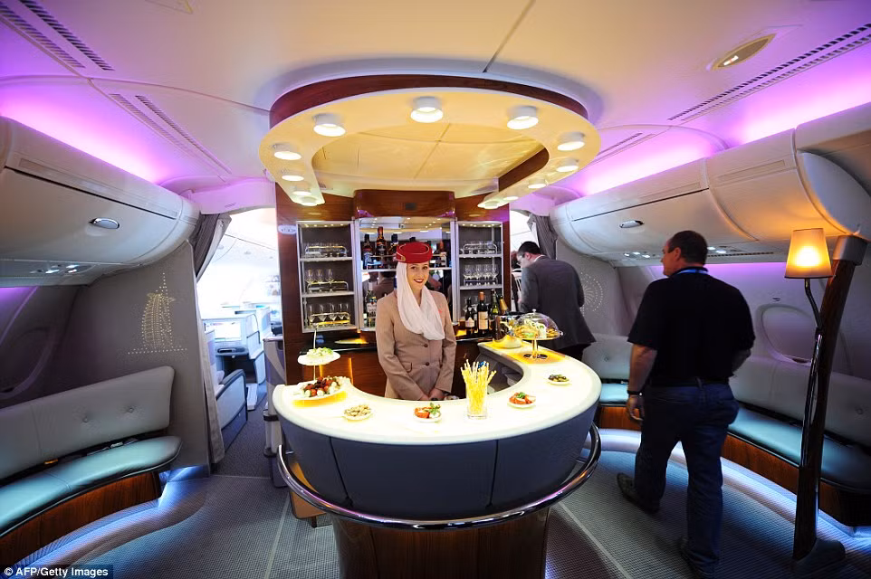 Đây là quán bar xa hoa trên chiếc Airbus A380 của hãng hàng không Emirates (các tiểu vương quốc Ả rập thống nhất).