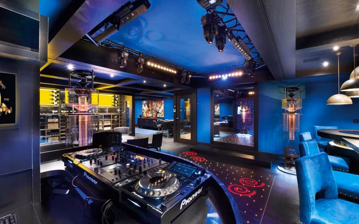 Biệt thự còn có cả một câu lạc bộ đêm với hệ thống DJ, sàn nhảy, ánh sáng sang trọng.