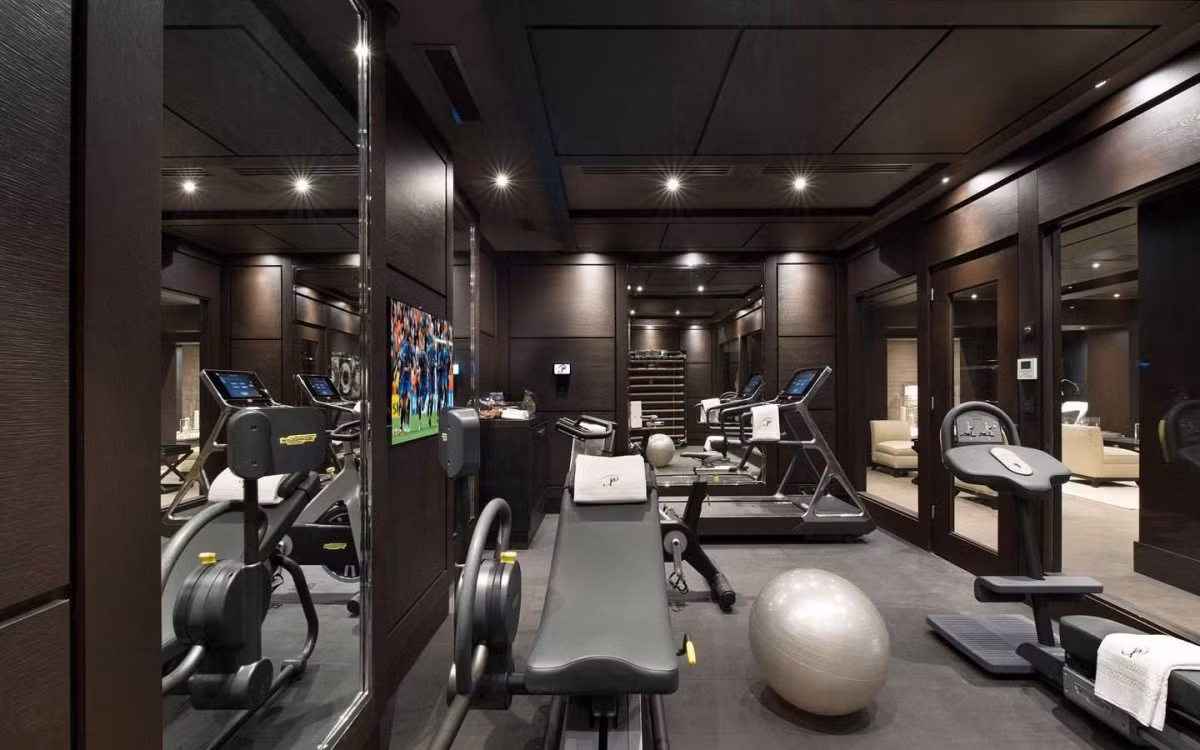 Trong biệt thự còn có một phòng tập gym riêng.