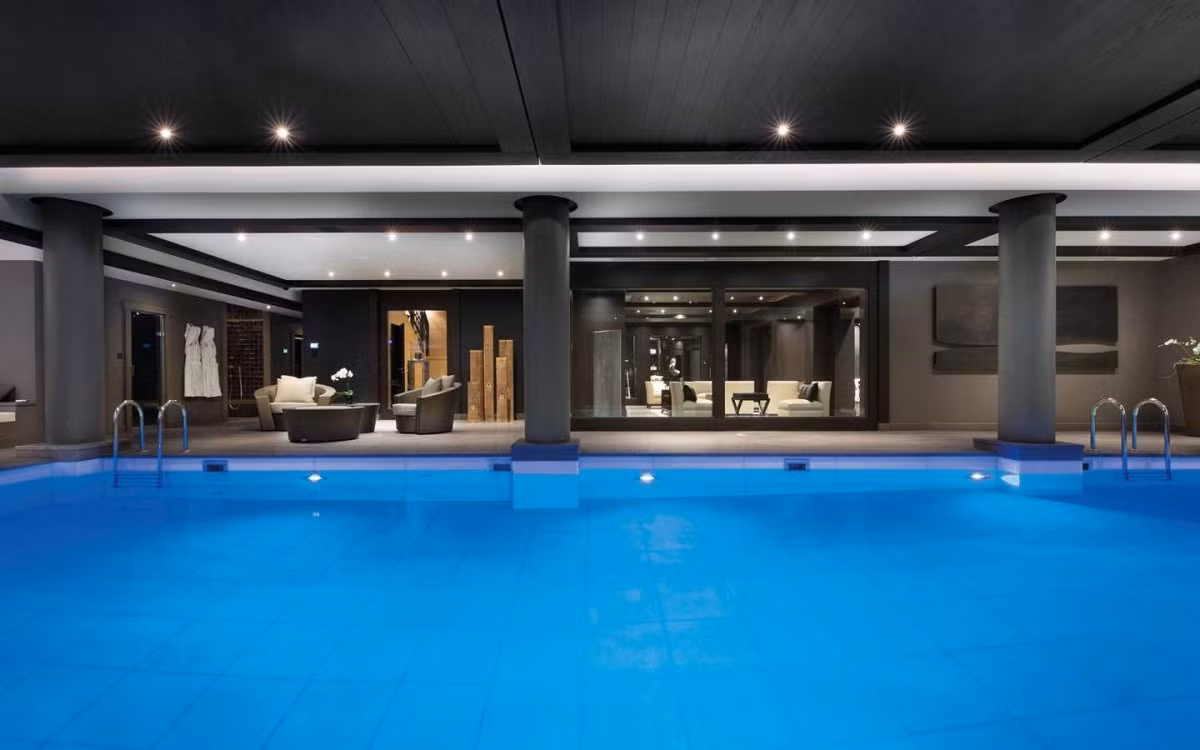 Tất nhiên, siêu biệt thự cũng sở hữu một hồ bơi rộng lớn.