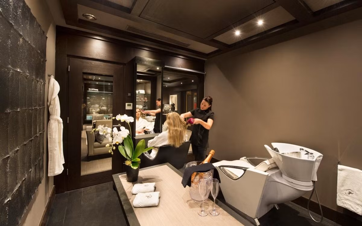 Thậm chí, một salon tóc tiện lợi nằm ngay trong biệt thự đắt giá này.
