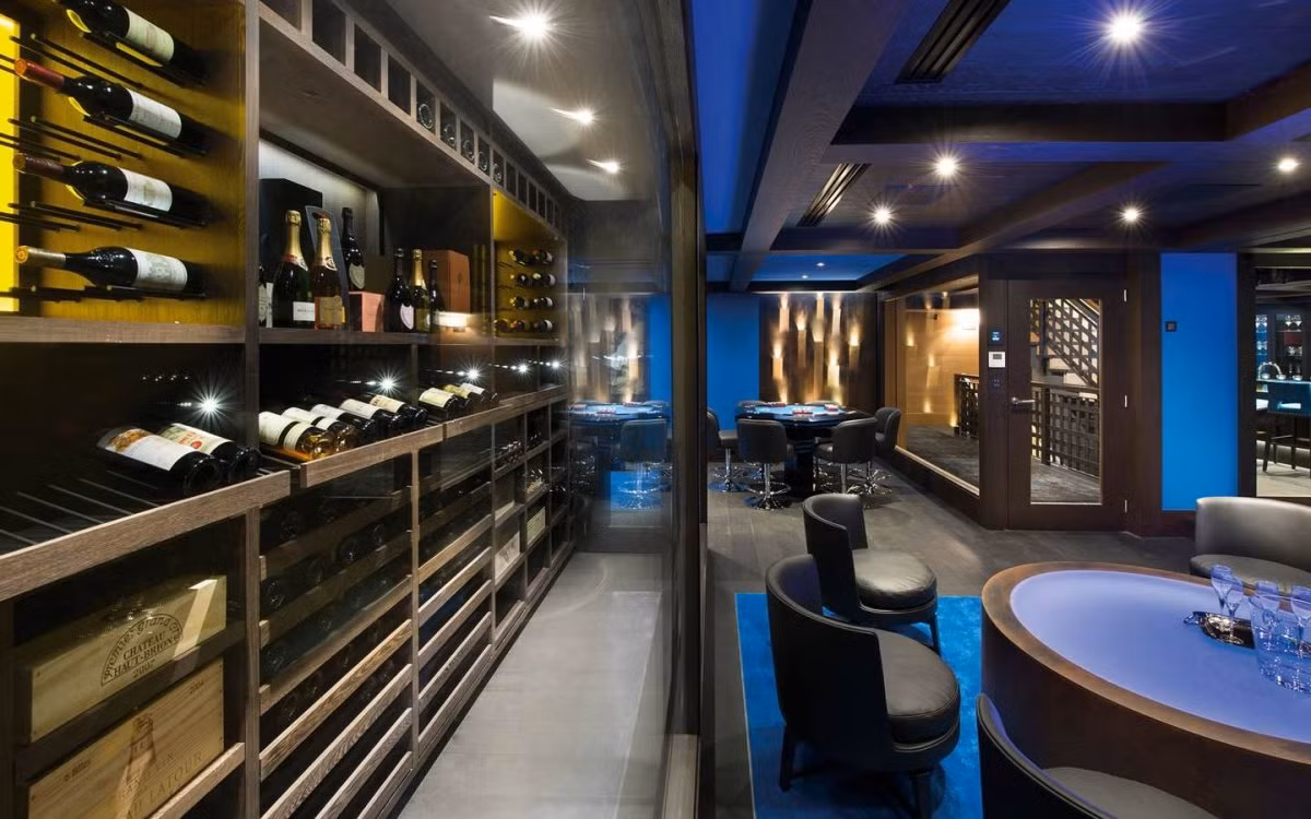 Hầm rượu rộng rãi.