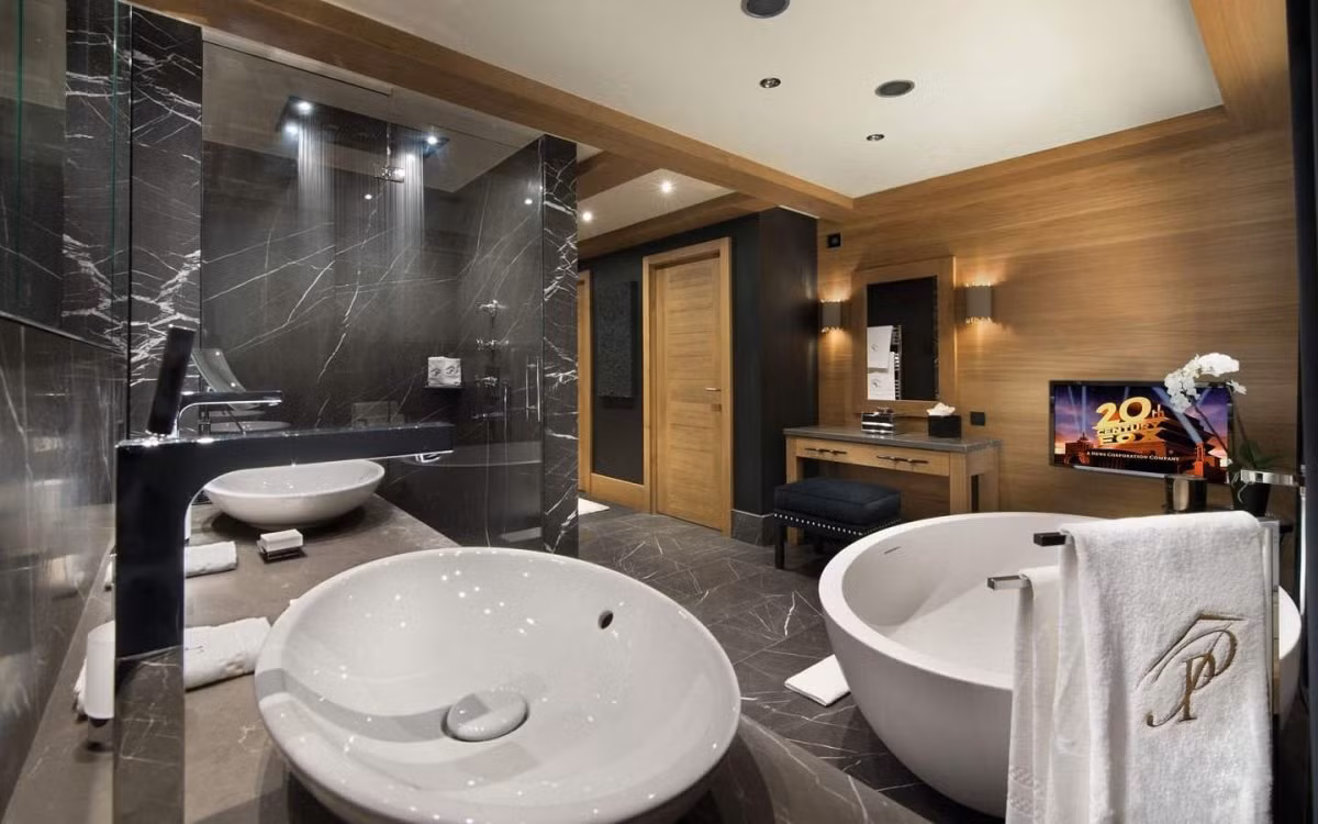 Biệt thự này có tới 8 phòng tắm sang trọng.