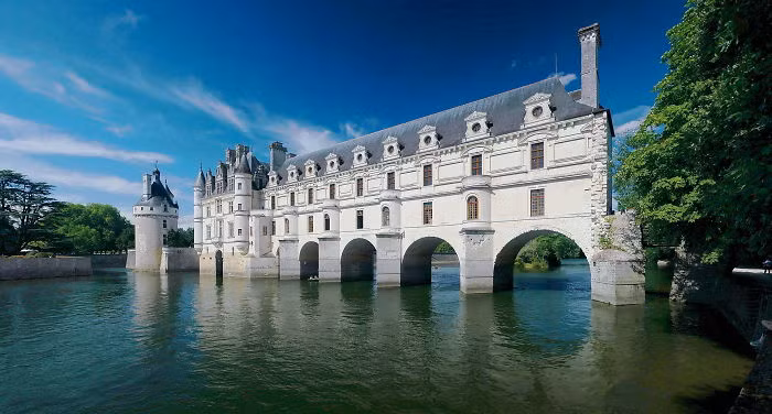 Lâu đài Chenonceau, Pháp. Lâu đài Chenonceau là một trong những lâu đài có kiến trúc đẹp nhất tại thung lũng sông Loire. Nhìn từ xa, lâu đài giống như đang lơ lửng trên mặt nước vì mặt ngoài của lâu đài có những cổng vòm bắc qua sông Cher, một nhánh phụ của sông Loire. Tại đây, khách tham quan có thể thuê thuyền dạo chơi trên sông Cher để ngắm nhìn toàn cảnh tòa lâu đài cao 3 tầng này.