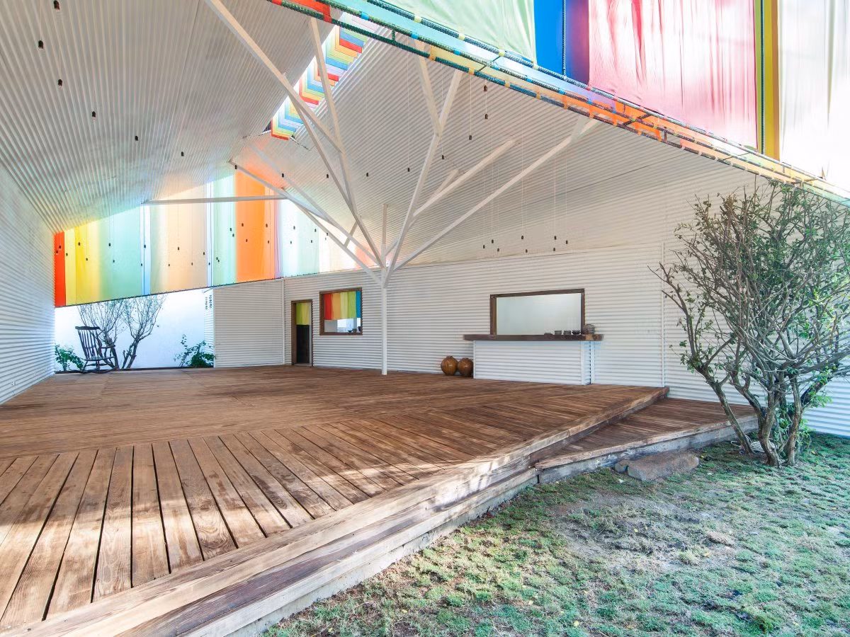 Danh sách này là những tòa nhà được nhận giải thưởng tại Liên hoan Kiến trúc thế giới năm 2014 tại Singapore (ngày 1-3/10 vừa qua). Công trình đoạt giải cao nhất tại Liên hoan chính là Nhà Nguyện (ảnh) của công ty kiến trúc a21studio, ở TP HCM, Việt Nam. Đồng thời, ngôi nhà này cũng giành giải công trình dân sự và cộng đồng đẹp nhất.