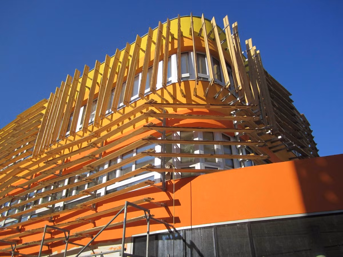 Công trình sáng tạo trong việc sử dụng màu sắc: Văn phòng pháp luật pháp và Phòng Quản lý tại Đại học Kinh tế và Kinh doanh Vienna tại Vienna, Áo.