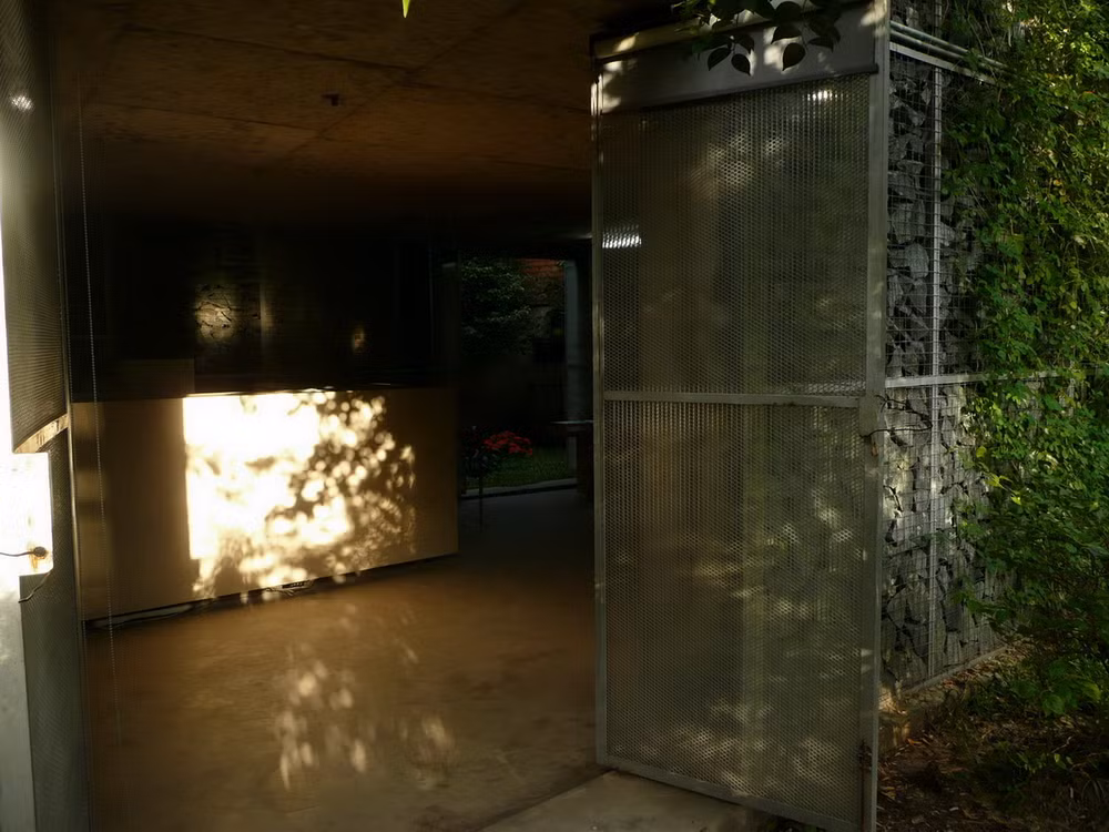 Với những yêu cầu từ chủ đầu tư, các kiến trúc sư đã nghĩ ra ý tưởng sử dụng những vật liệu địa phương có giá thành thấp, dễ dàng xây dựng trong một khoảng thời gian ngắn và khả năng tái sử dụng cao.