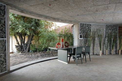 Ngôi nhà đáp ứng các chức năng của văn phòng kiến trúc và xây dựng, cũng như phòng trưng bày nội thất.