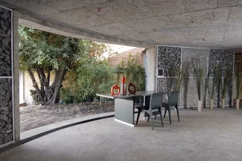 Ngôi nhà đáp ứng các chức năng của văn phòng kiến trúc và xây dựng, cũng như phòng trưng bày nội thất.